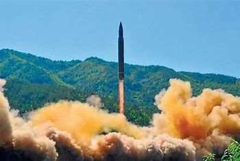 Corea del Norte efectúa un nuevo ensayo lanzando un misil balístico al océano, según fuentes surcoreanas