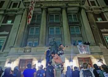 Tensión en la Universidad de Columbia: Estudiantes ocupan edificio académico