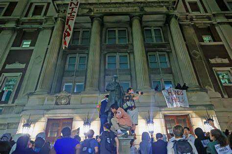 Tensión en la Universidad de Columbia: Estudiantes ocupan edificio académico