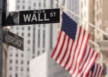 “Wall Street Alza Reportes Trimestrales Favorables y Avances en Megacapitalización”