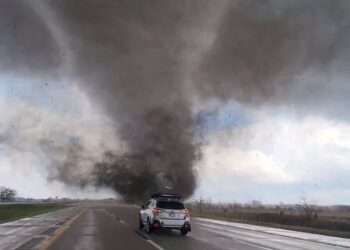 Decenas de Tornados Azotan el Medio Oeste, Causando Devastación
