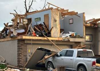 Vecinos Empiezan a Limpiar Tras Devastadores Tornados en Nebraska e Iowa