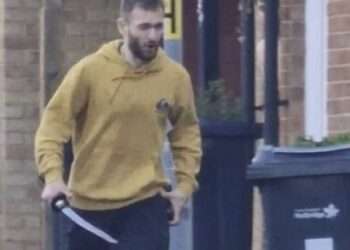 “Ataque en el Este de Londres: Hombre Armado con Espada Deja un Muerto y Cuatro Heridos”
