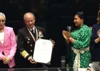 Secretario Rafael Ojeda Durán Recibe Medalla de Honor de la Armada Mexicana