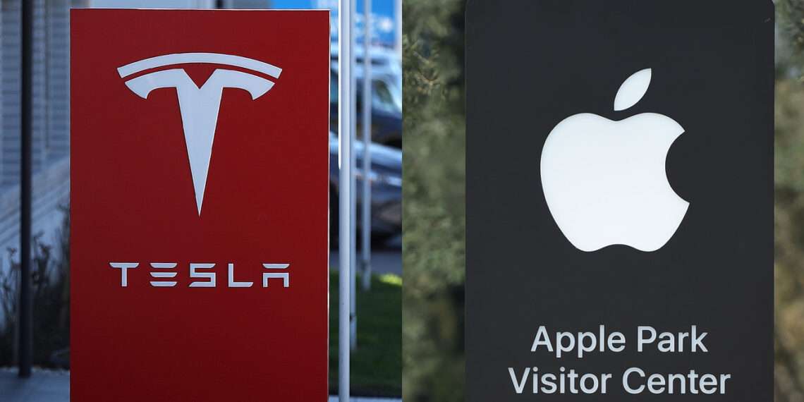 Wall Street opera con ganancias; destacan Tesla y Apple