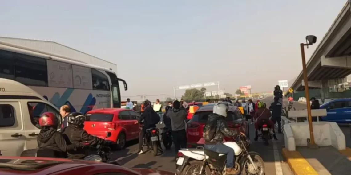 Manifestantes Bloquean la Carretera México-Puebla Exigiendo Justicia por la Muerte de un Menor