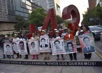 Continúan las Protestas de Normalistas de Ayotzinapa Tras Detención de Policía