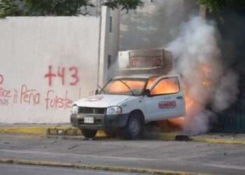 Protesta de Normalistas de Ayotzinapa Desemboca en Disturbios en el Palacio de Gobierno de Guerrero