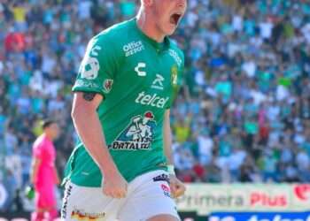 Pumas remonta y vence al América en el Clásico Capitalino