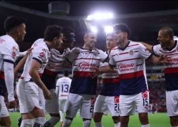 Chivas triunfa en el Clásico Tapatío y asegura su lugar en la liguilla