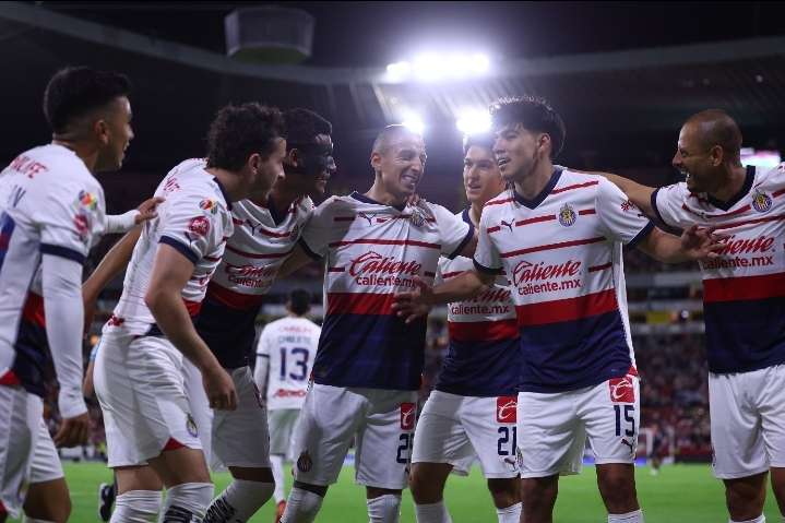 Chivas triunfa en el Clásico Tapatío y asegura su lugar en la liguilla