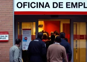 El empleo en España va a la baja con 139.700 ocupados menos.