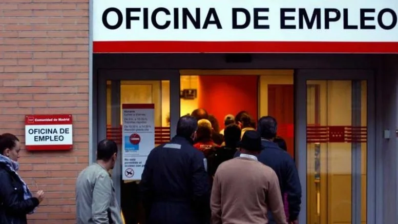 El empleo en España va a la baja con 139.700 ocupados menos.