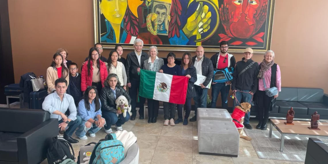 Diplomáticos Mexicanos Regresan a México Tras Incidente en Embajada en Ecuador