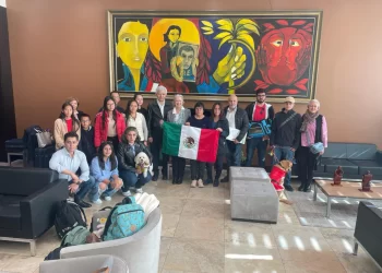 Diplomáticos Mexicanos Regresan a México Tras Incidente en Embajada en Ecuador
