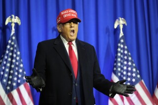 Trump Critica a Biden por Política Fronteriza en Mitines en Michigan y Wisconsin