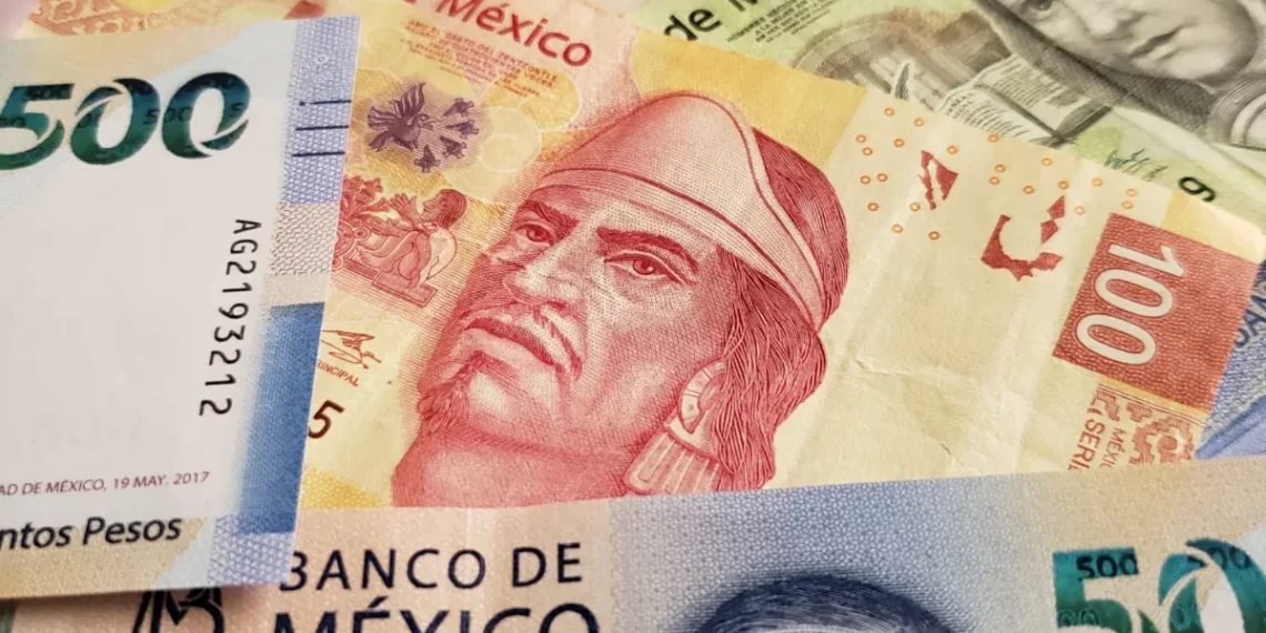 Peso Mexicano Retrocede frente al Dólar tras Alcanzar Mínimo de 2015