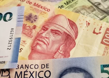 Peso Mexicano Retrocede frente al Dólar tras Alcanzar Mínimo de 2015
