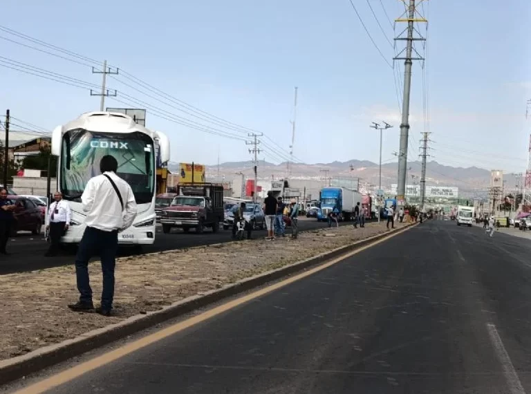 Bloqueo en la Autopista México-Tuxpan: Protesta por la Presunta Liberación del Asesino de una Niña en Tulancingo