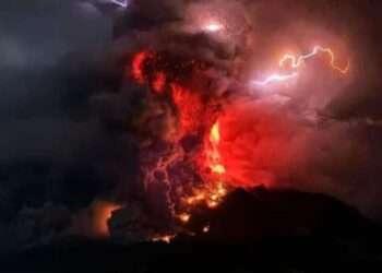 Evacuación Masiva en Indonesia Después de una Erupción Volcánica: Alerta de Tsunami