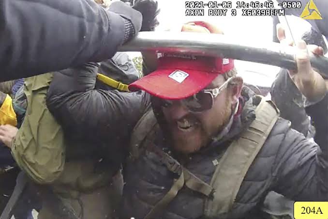Cárcel a hombre que gritó en asalto a Capitolio de EEUU