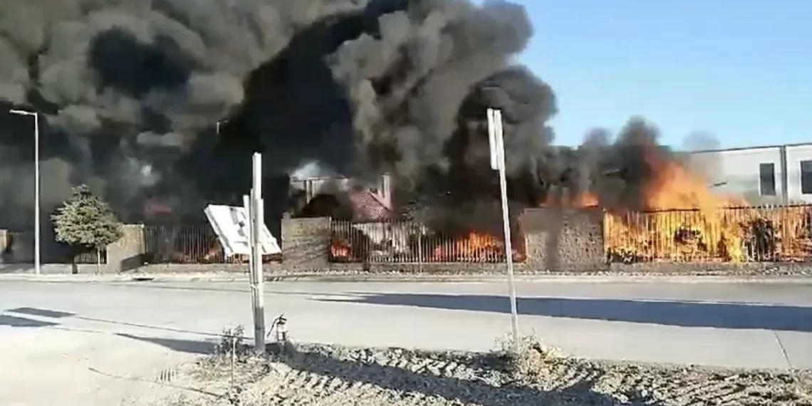 Incendio Devasta Fábrica de Plásticos en Escobedo, Nuevo León