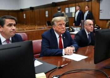 Abogados de Donald Trump desafían testimonio clave en juicio por pago de silencio