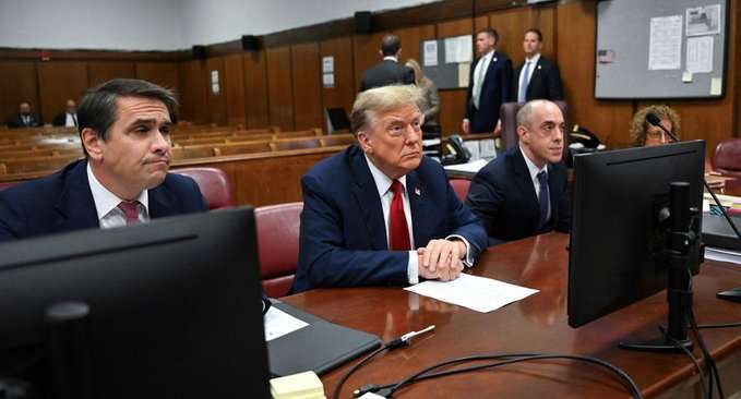 Abogados de Donald Trump desafían testimonio clave en juicio por pago de silencio
