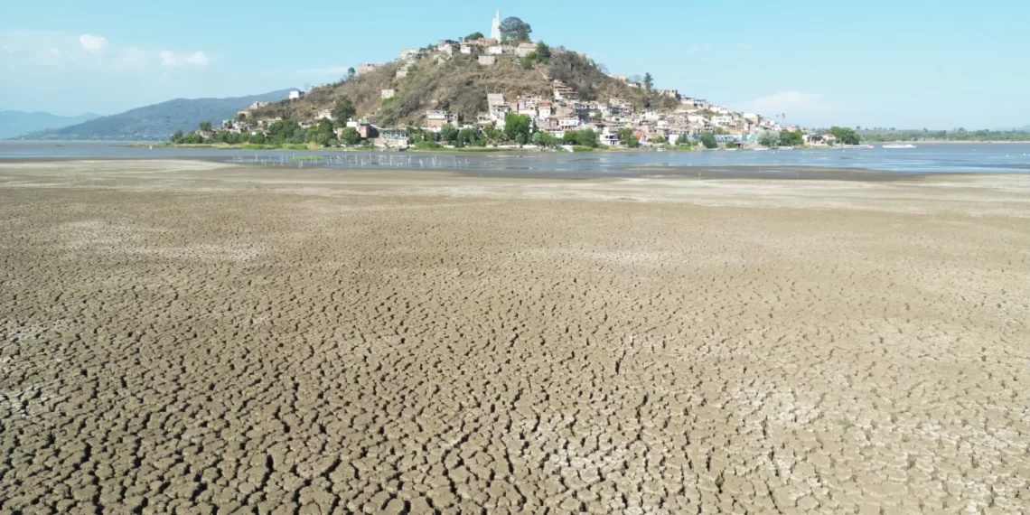 Crisis en el Lago de Pátzcuaro: Pérdida de Más de Cinco Mil Hectáreas de Superficie