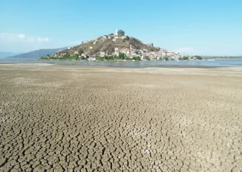 Crisis en el Lago de Pátzcuaro: Pérdida de Más de Cinco Mil Hectáreas de Superficie