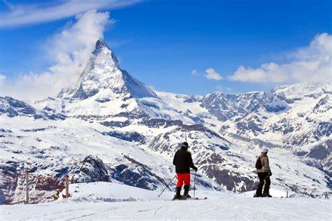 Al menos tres desaparecidos tras avalancha en estación de ski en Suiza