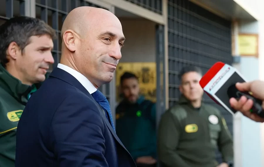 Luis Rubiales Podrá Conservar su Pasaporte pero Deberá Pedir Permiso para Viajar