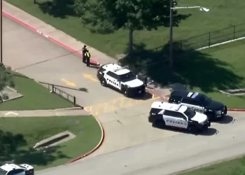 Reportan Incidente de Tiroteo en Escuela Secundaria de Dallas; Una Persona Resulta Baleada