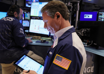 Wall Street cierra en terreno mixto; acciones de Apple y Nvidia destacan