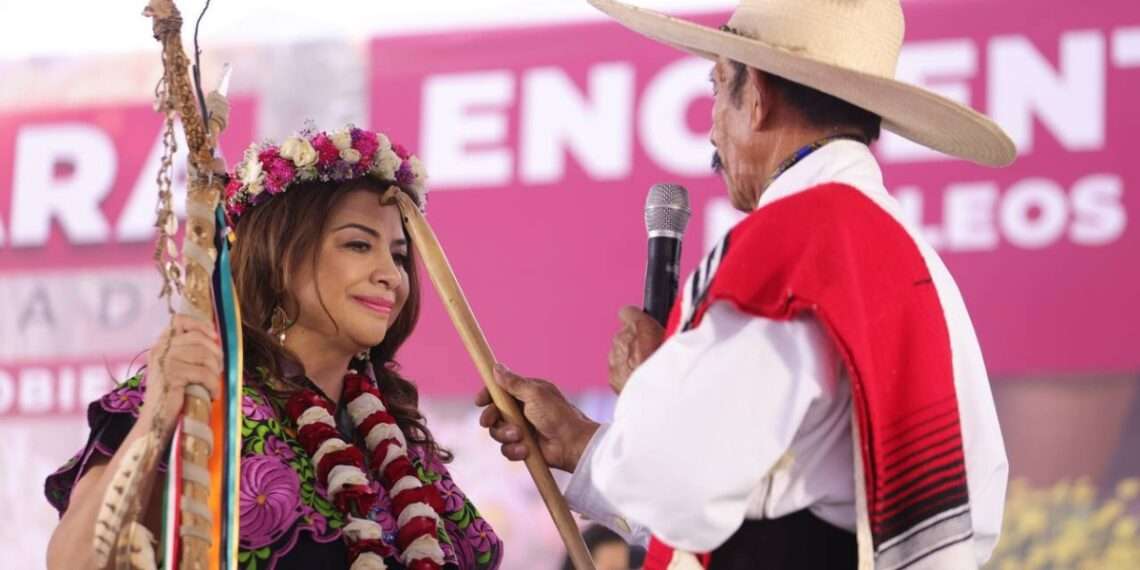 Clara Brugada Recibe Bastón de Mando de los Pueblos Originarios como Símbolo de Compromiso y Unidad