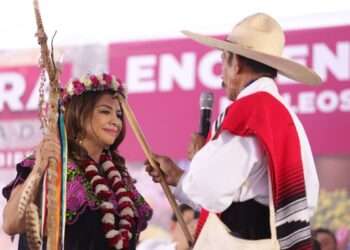 Clara Brugada Recibe Bastón de Mando de los Pueblos Originarios como Símbolo de Compromiso y Unidad