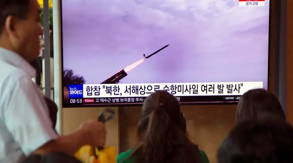 Corea del Norte Eleva Tensión: Lanza Misiles y Globos de Desechos