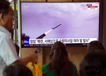 Corea del Norte Eleva Tensión: Lanza Misiles y Globos de Desechos
