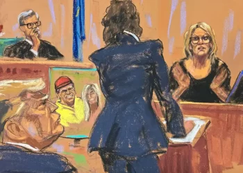 Abogados de Trump Piden Anular Testimonio de Stormy Daniels, Juez Decide Continuar con el Juicio