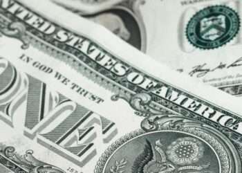 Precio del dólar hoy: El peso cae ante la expectativa del PIB e inflación en México