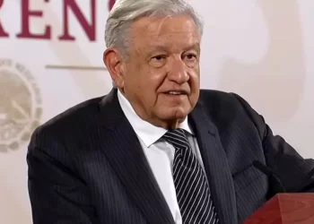 AMLO Anuncia Aumento Salarial del 10% para Maestros en el Día del Maestro