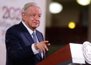 AMLO Desmiente Rumores de Divorcio y Anuncia Nuevos Proyectos en Mañanera