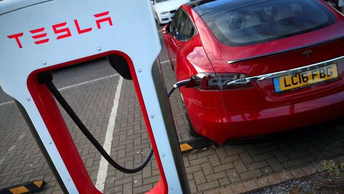 Tesla Invierte 500 Millones de Dólares para Expandir su Red de Recarga Rápida