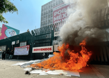 Maestros de la CNTE Protestan en Sedes de Partidos Políticos en CDMX
