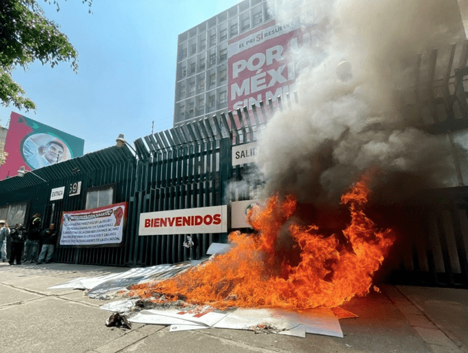 Maestros de la CNTE Protestan en Sedes de Partidos Políticos en CDMX