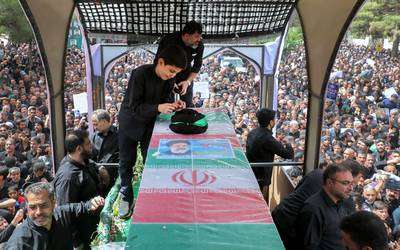 Irán entierra al presidente Raisi en su santuario chií más sagrado