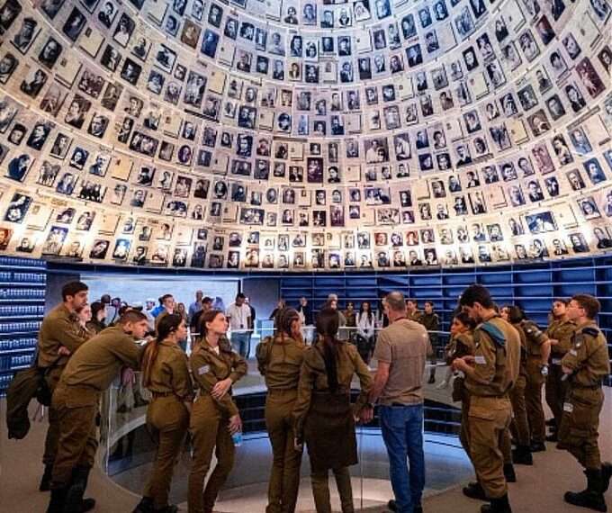Conmemoración en Auschwitz reúne a Sobrevivientes del Holocausto y Víctimas de Hamás