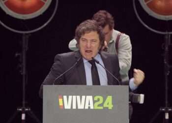 Javier Milei denuncia Socialismo y Critica a la Esposa de Sánchez en Evento en Madrid