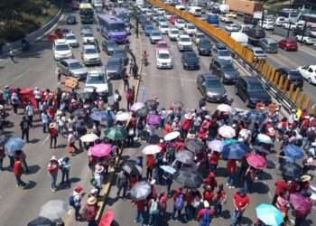 CNTE bloquea Circuito Interior en demanda de aumento salarial