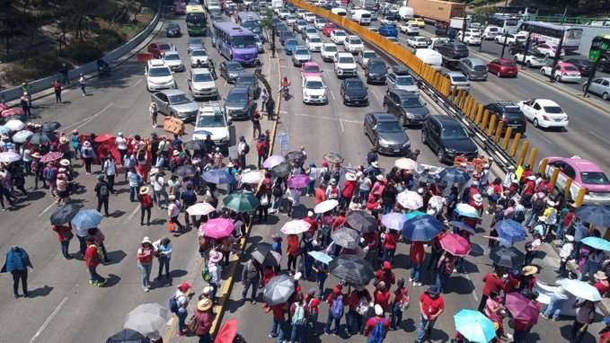 CNTE bloquea Circuito Interior en demanda de aumento salarial